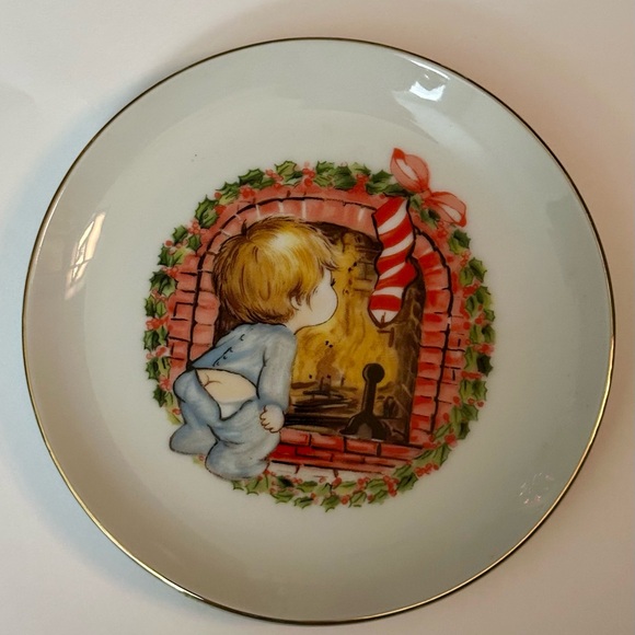 Vintage JASCO 1982 Christmas Plate, 22K Gold Edged, Boy by Fireplace, Japan - Picture 1 of 15